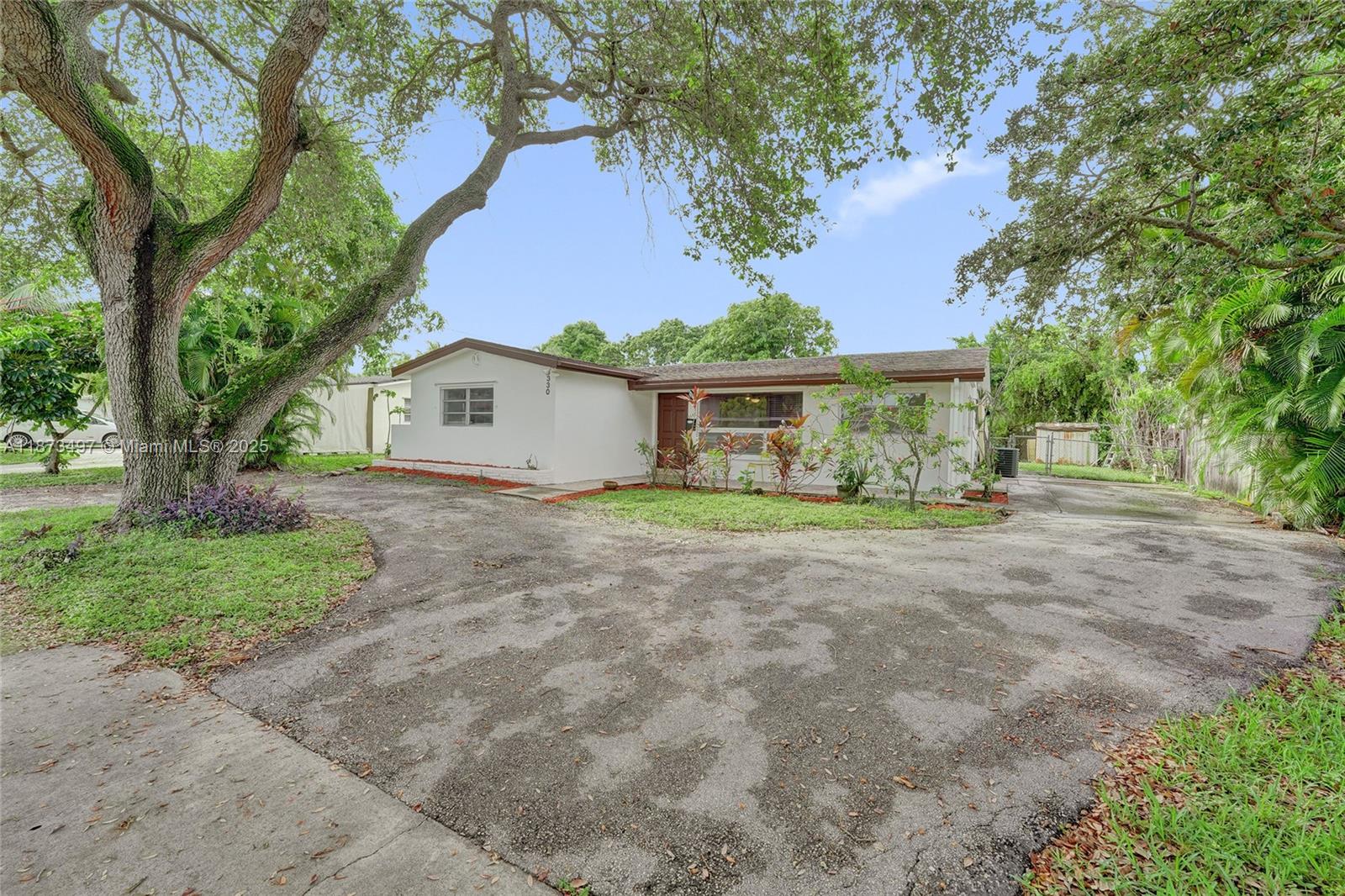 HOLLYWOOD HILLS - Residential