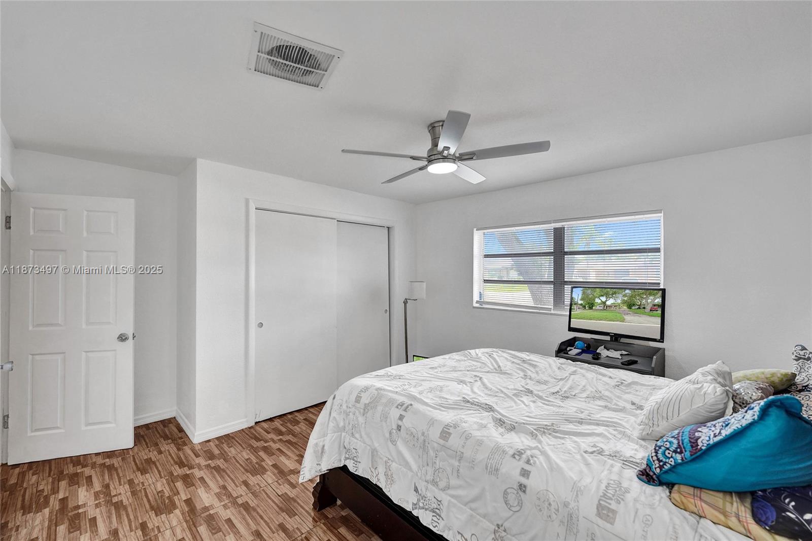 HOLLYWOOD HILLS - Residential