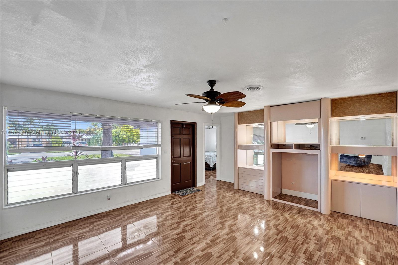 HOLLYWOOD HILLS - Residential