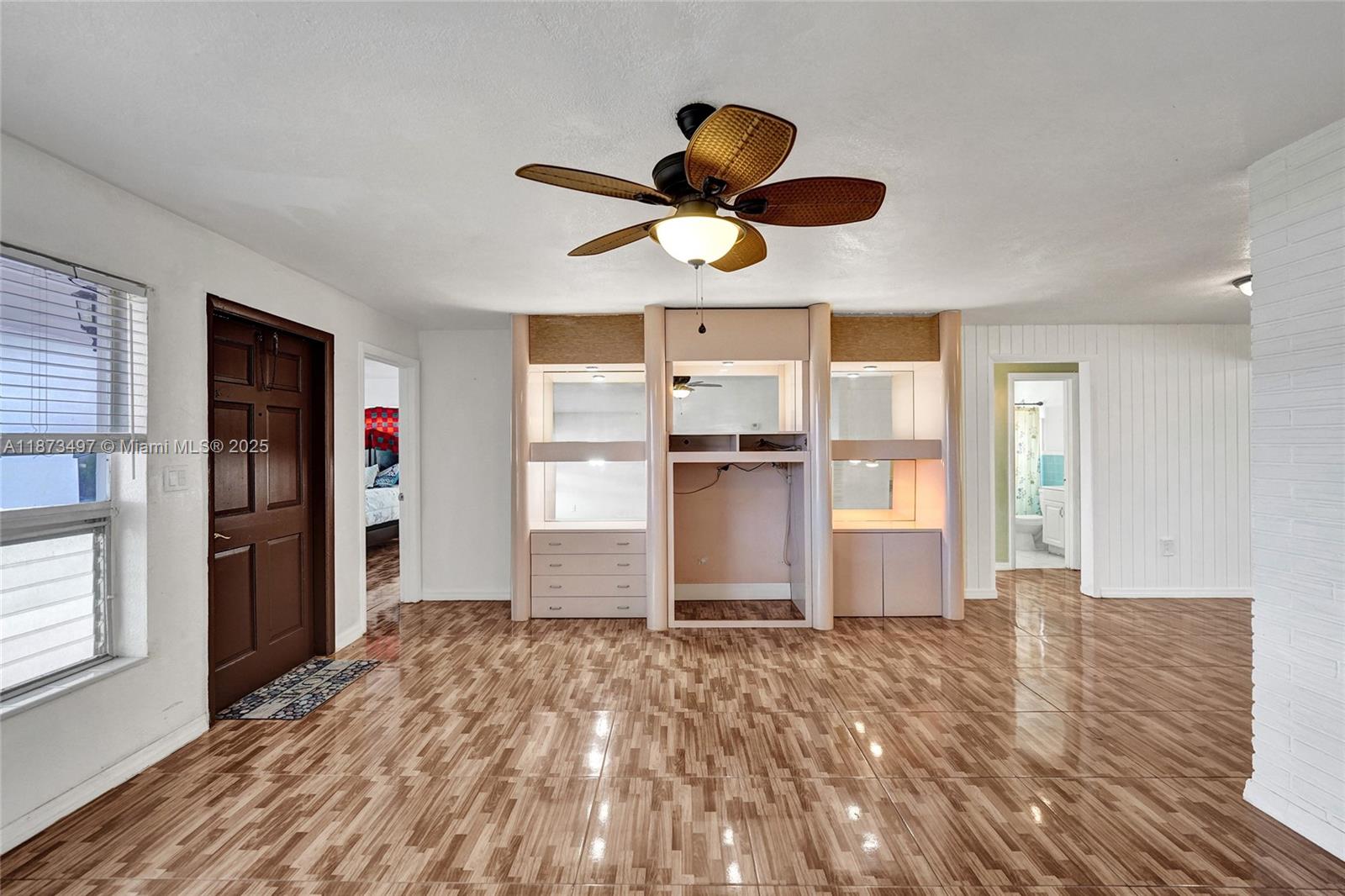 HOLLYWOOD HILLS - Residential