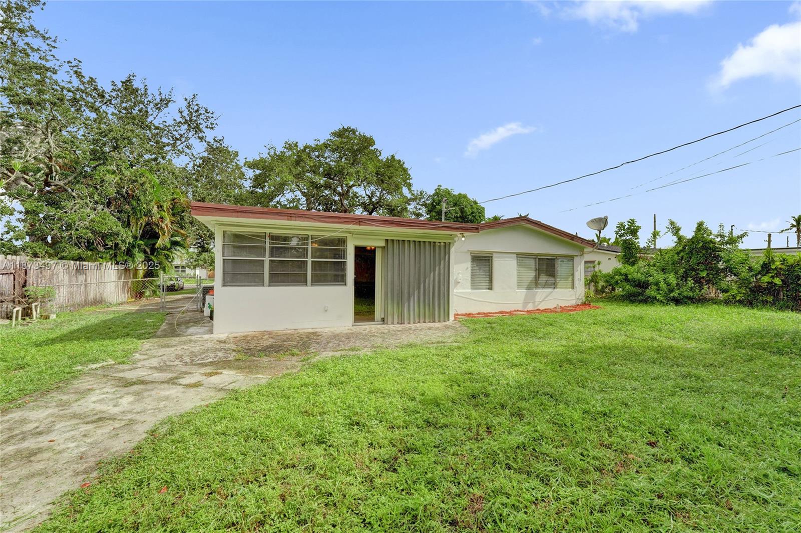 HOLLYWOOD HILLS - Residential