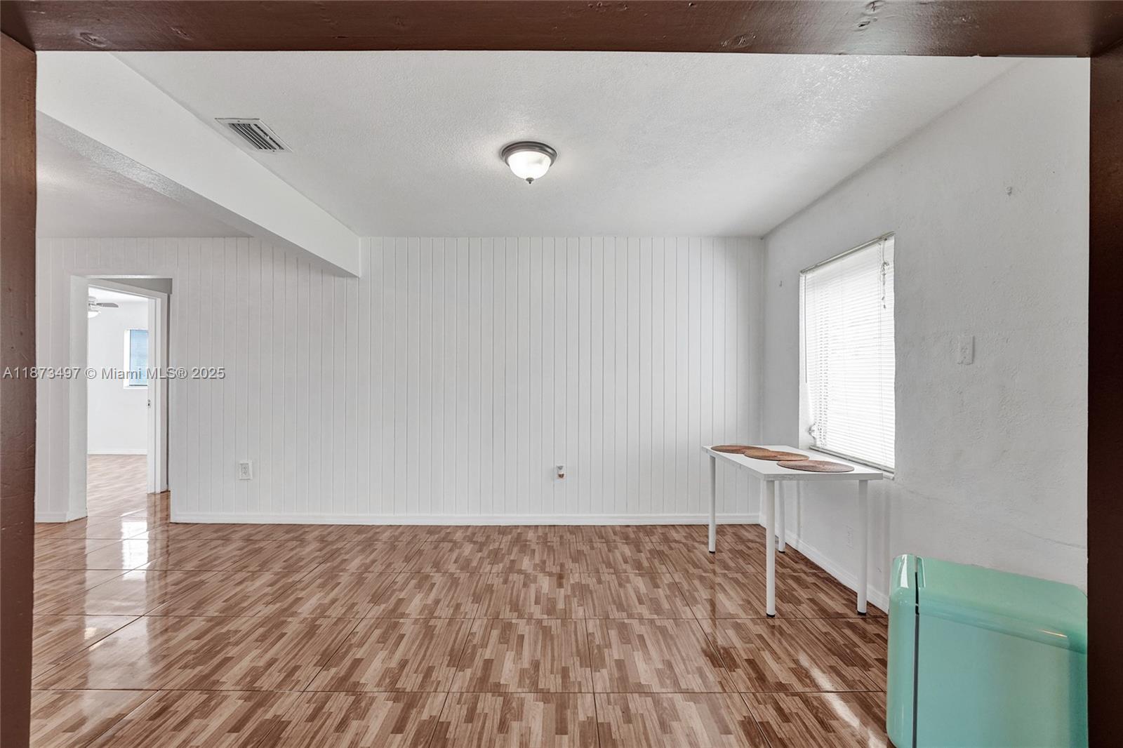 HOLLYWOOD HILLS - Residential