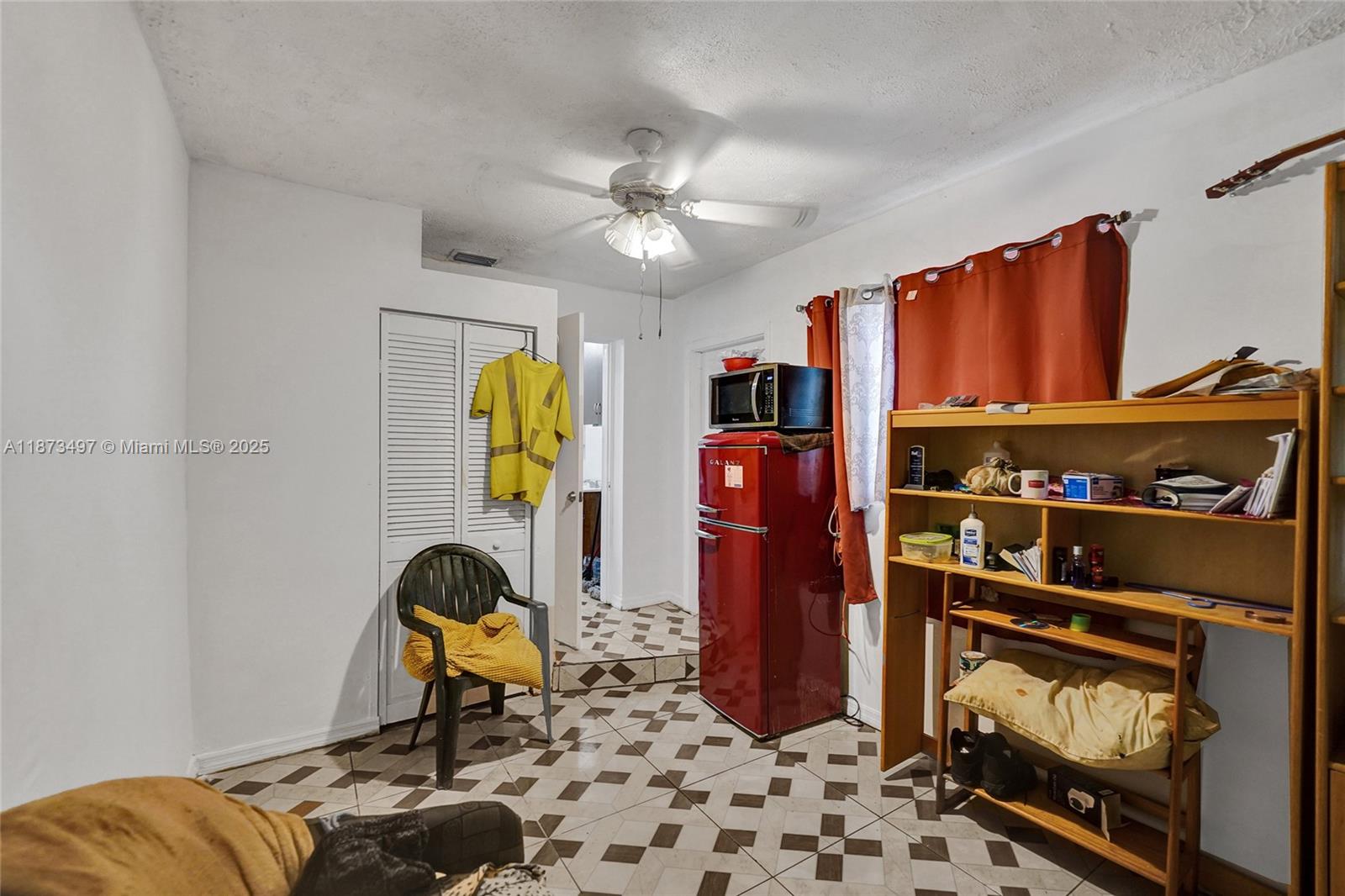 HOLLYWOOD HILLS - Residential