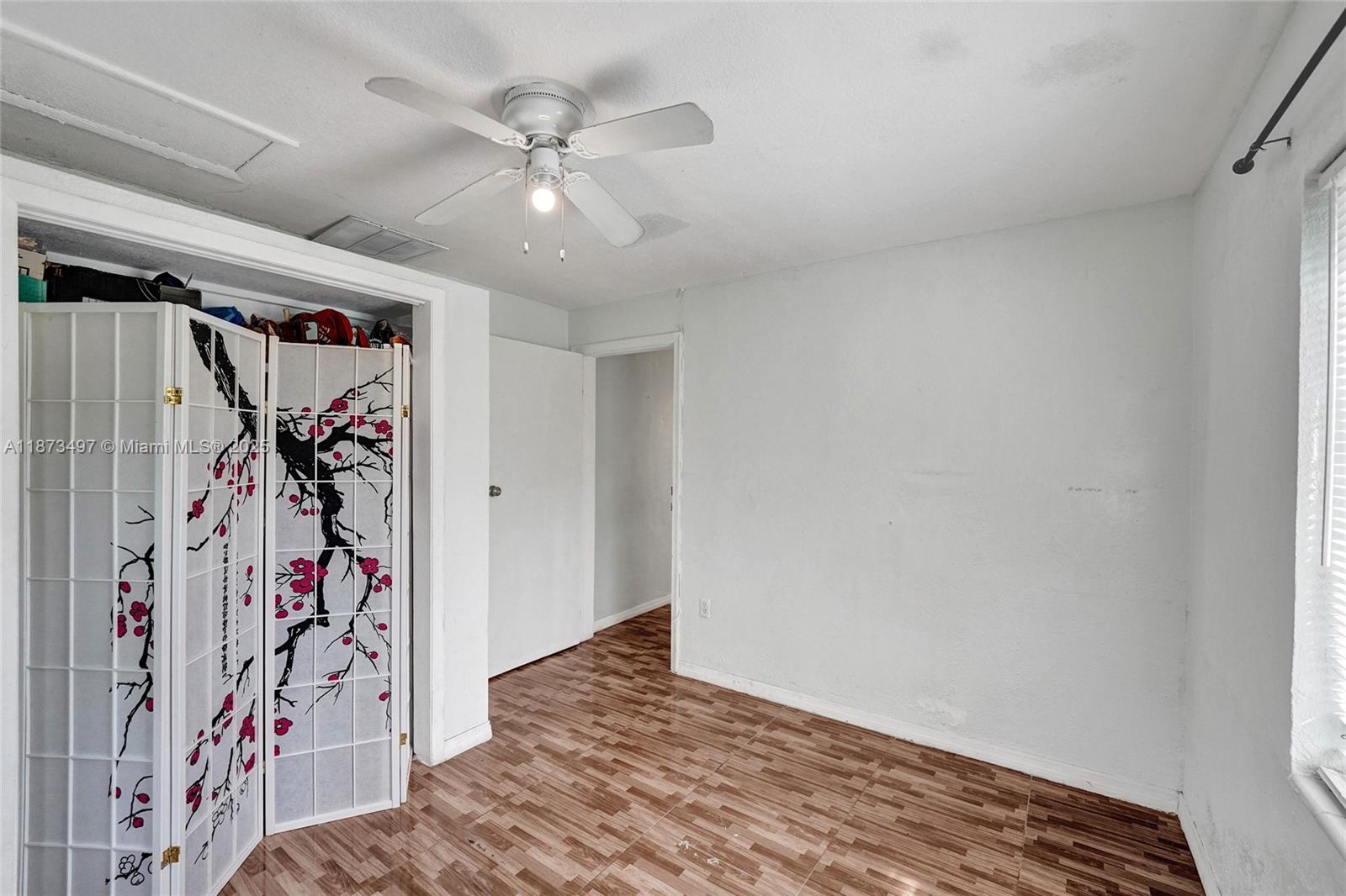 HOLLYWOOD HILLS - Residential