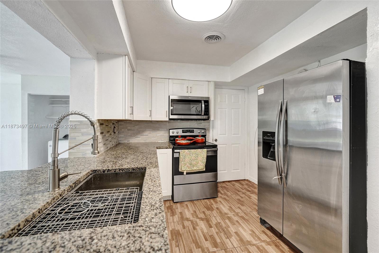 HOLLYWOOD HILLS - Residential