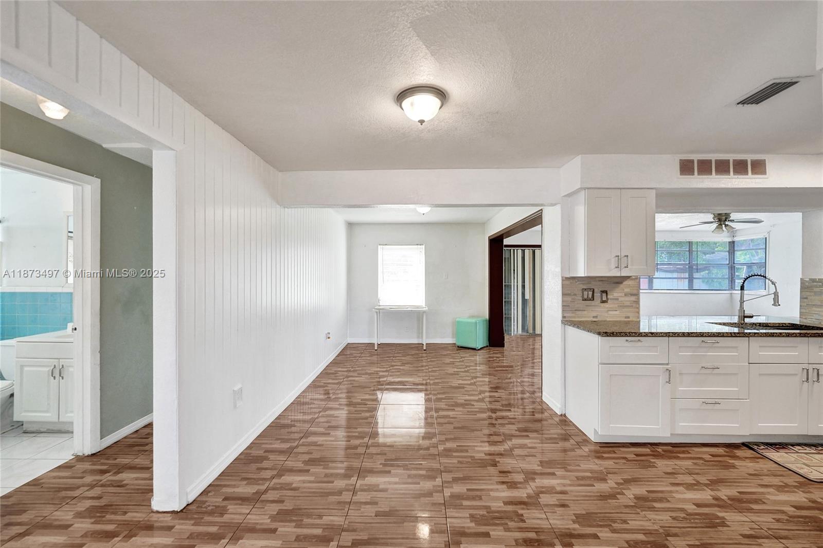 HOLLYWOOD HILLS - Residential