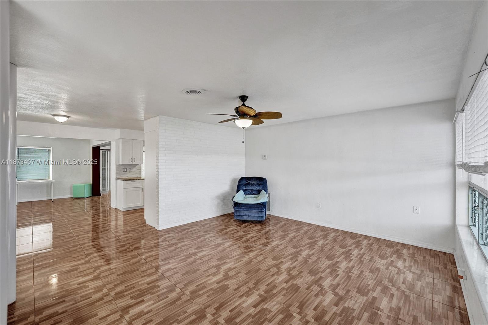 HOLLYWOOD HILLS - Residential