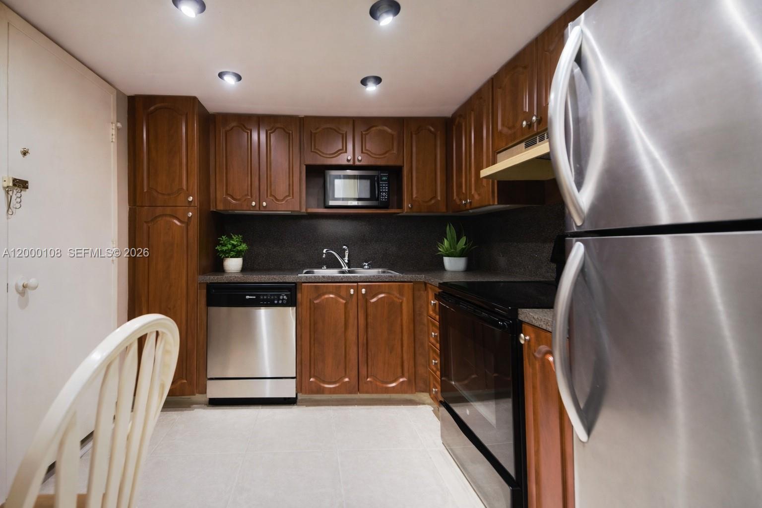 HALLMARK OF HOLLYWOOD CON - Residential Lease