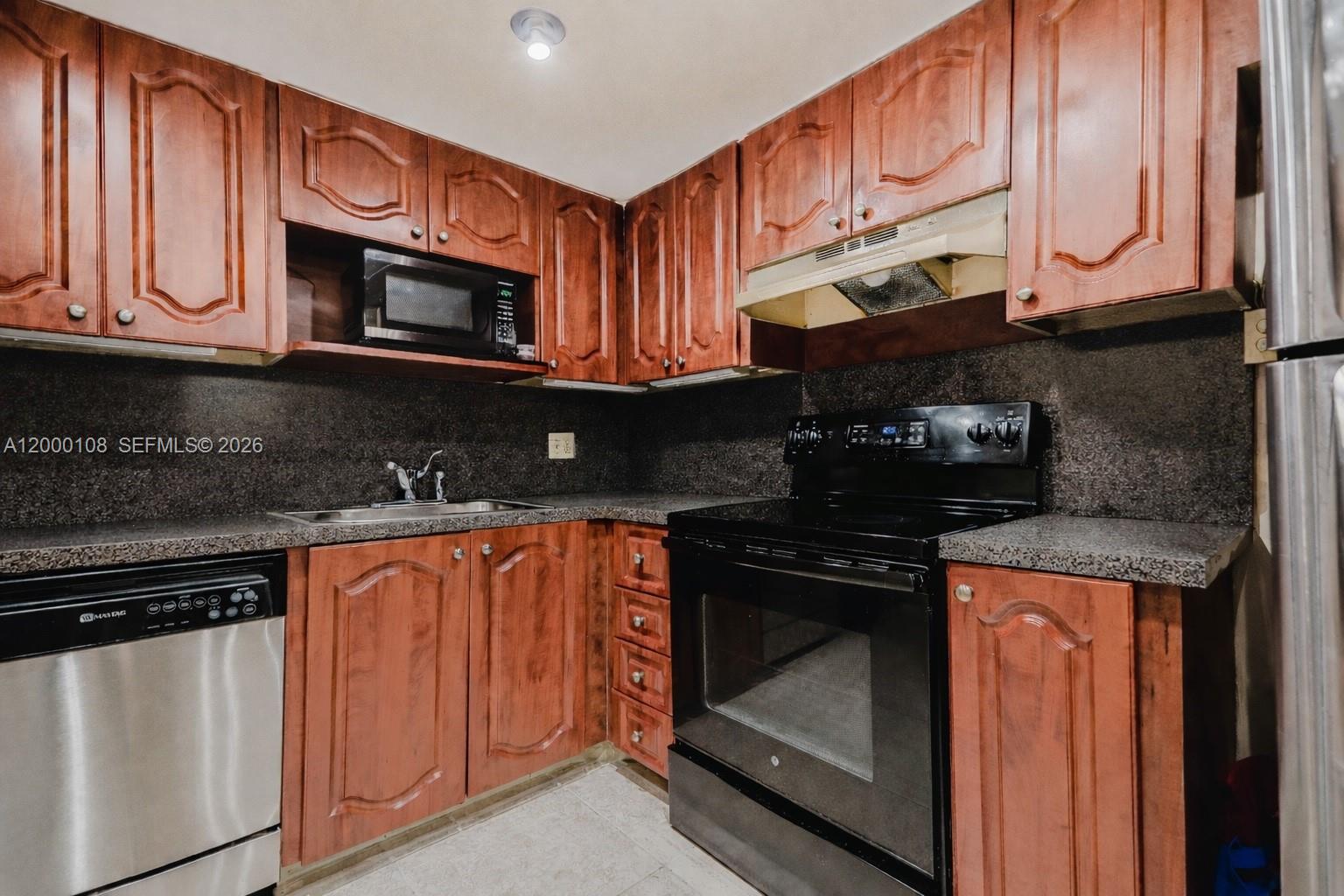 HALLMARK OF HOLLYWOOD CON - Residential Lease