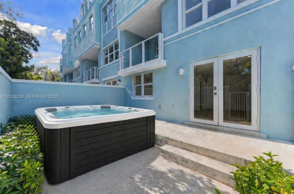 Photo of 824 SE 12th Ct #840, Fort Lauderdale, FL 33316 (MLS # A12006239)