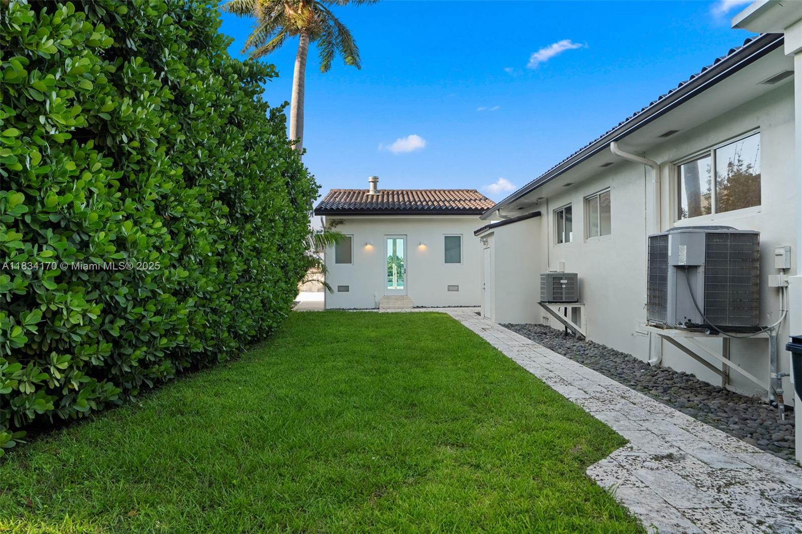 205 N Hibiscus Dr