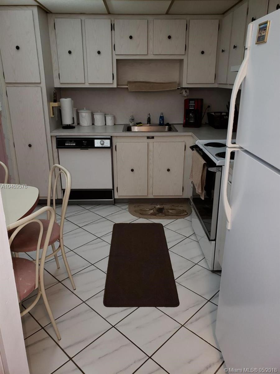 HALLAMRK OF HOLLYWOOD COND - Residential Lease