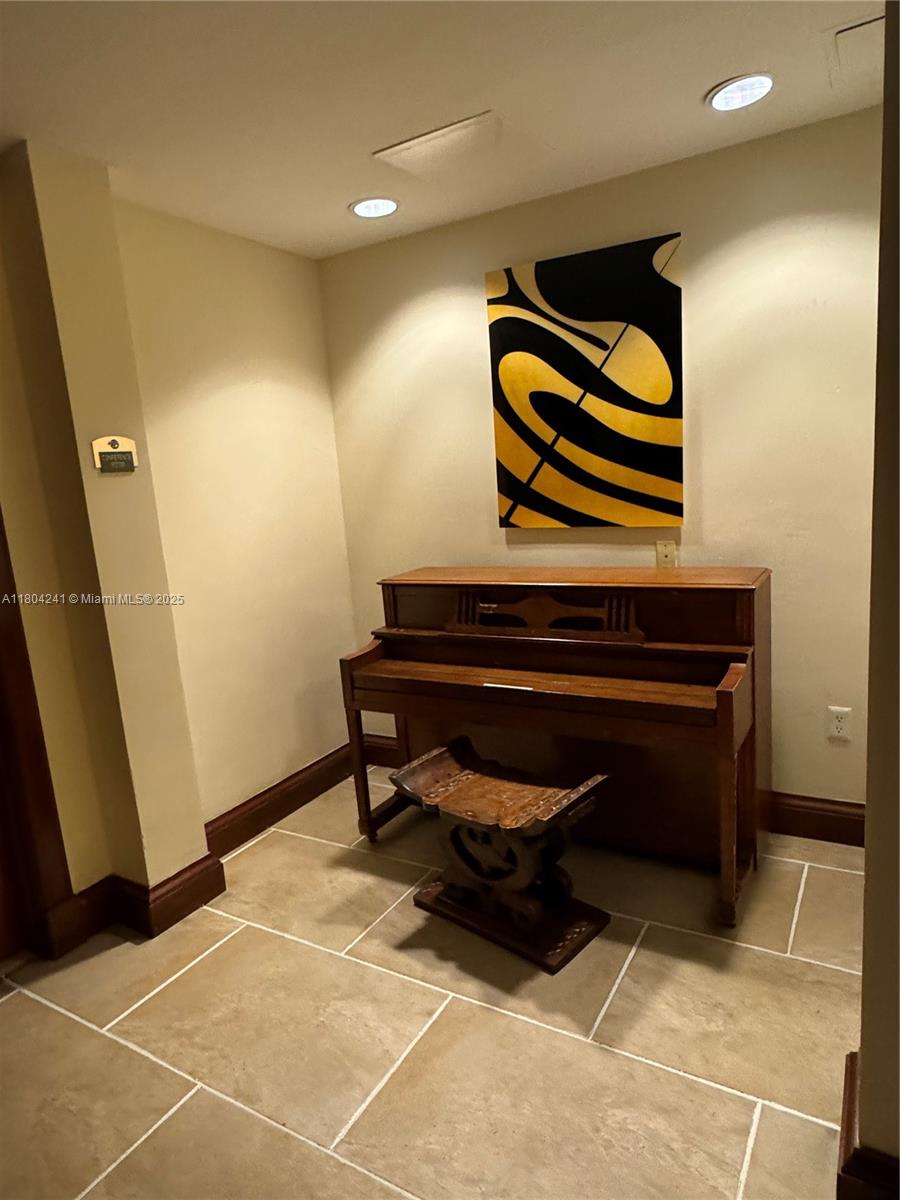 2951 S Bayshore Dr 215