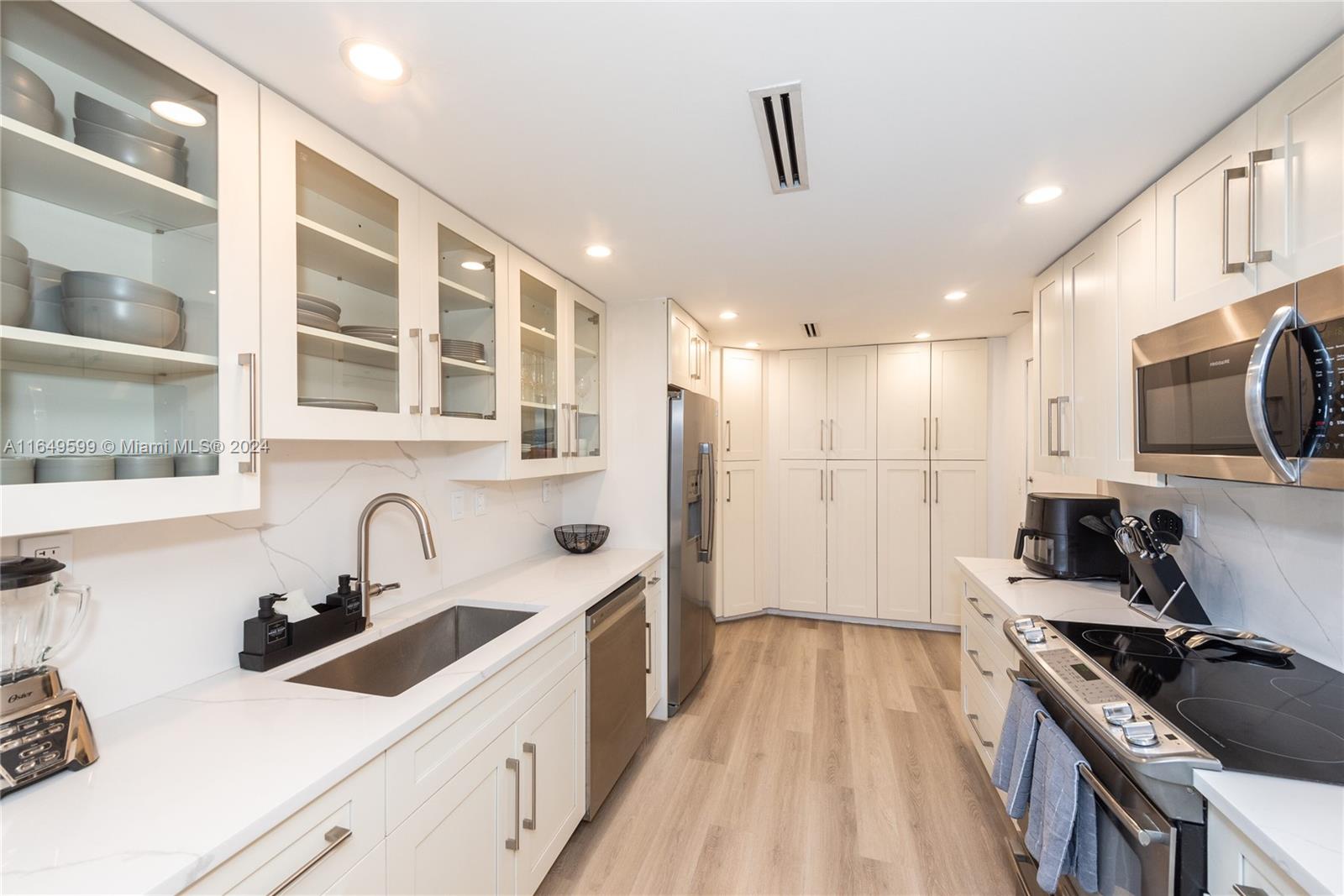 TOWERS OF KEY BISCAYNE CO - Residential Lease