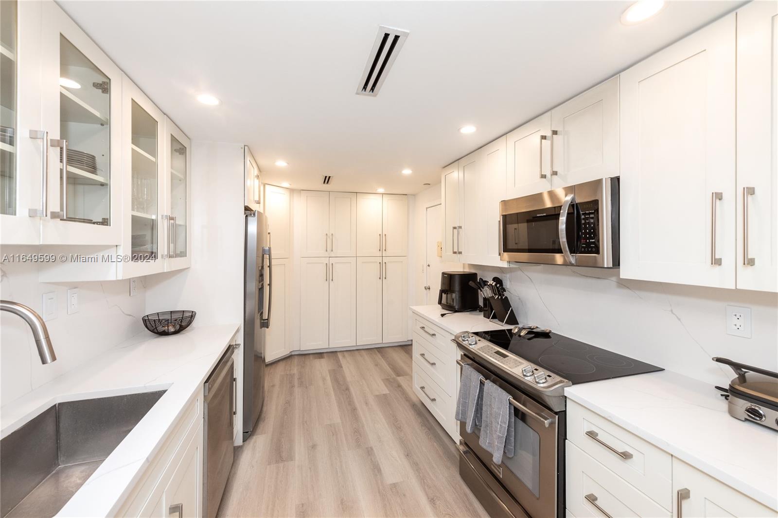 TOWERS OF KEY BISCAYNE CO - Residential Lease