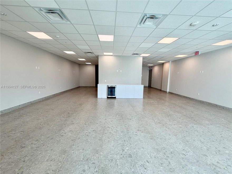 Office space at Ivory 214 in the Aventura Medical District. Medical and professional offices with floor to ceiling
windows. Full restaurant with bar and coffee shop. Office Owners/Tenants have access to hotel amenities.