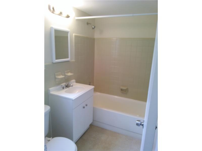 8 54 41 C GABLES DOUGLAS - Residential Lease