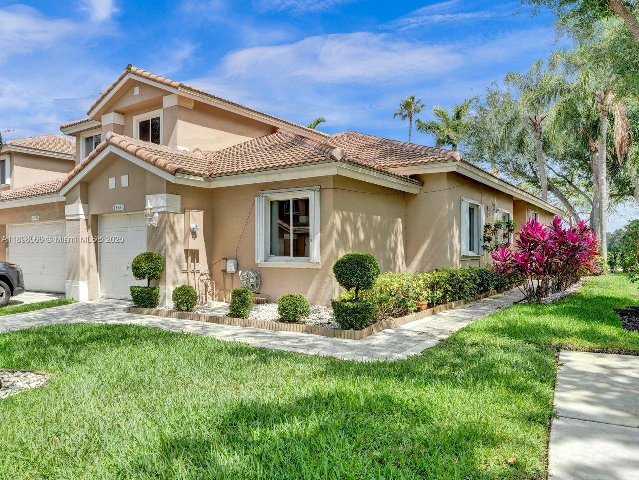 HOLLYWOOD LAKES COUNTRY C - Residential