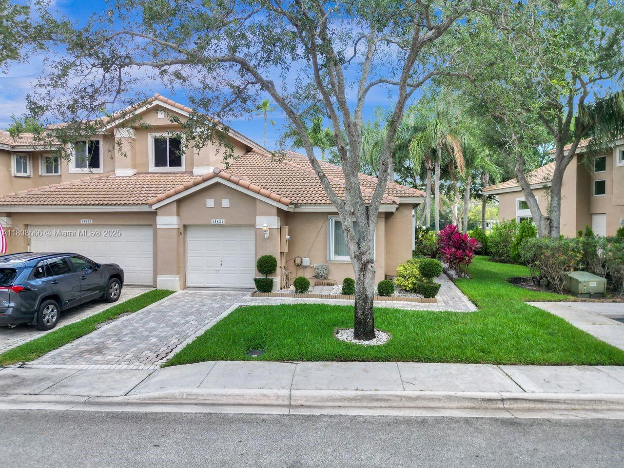 HOLLYWOOD LAKES COUNTRY C - Residential