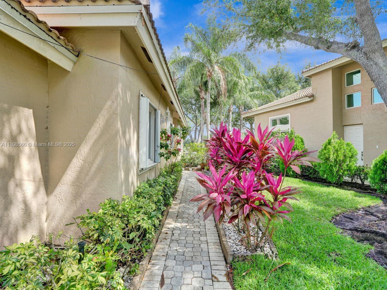 HOLLYWOOD LAKES COUNTRY C - Residential