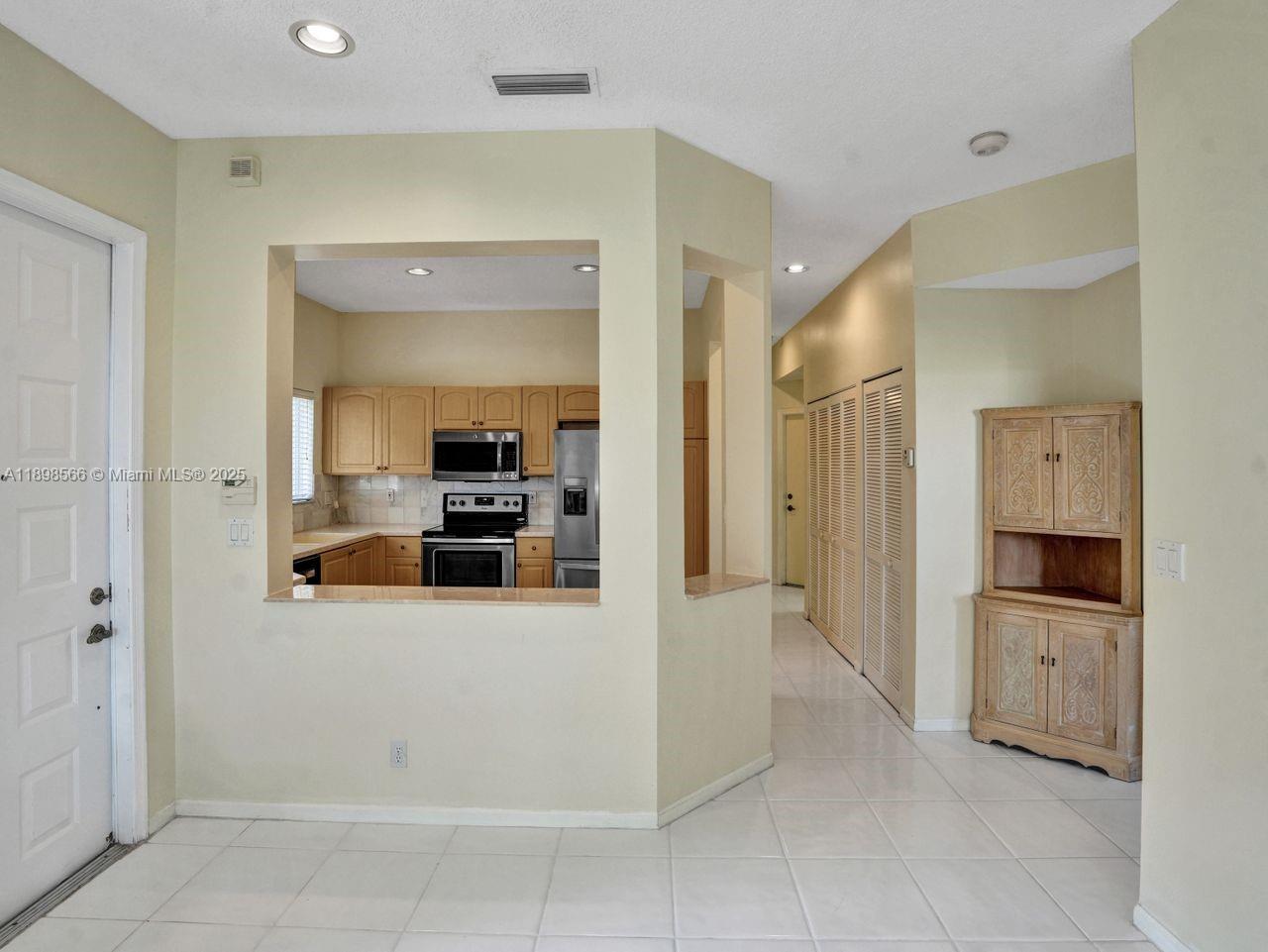 HOLLYWOOD LAKES COUNTRY C - Residential