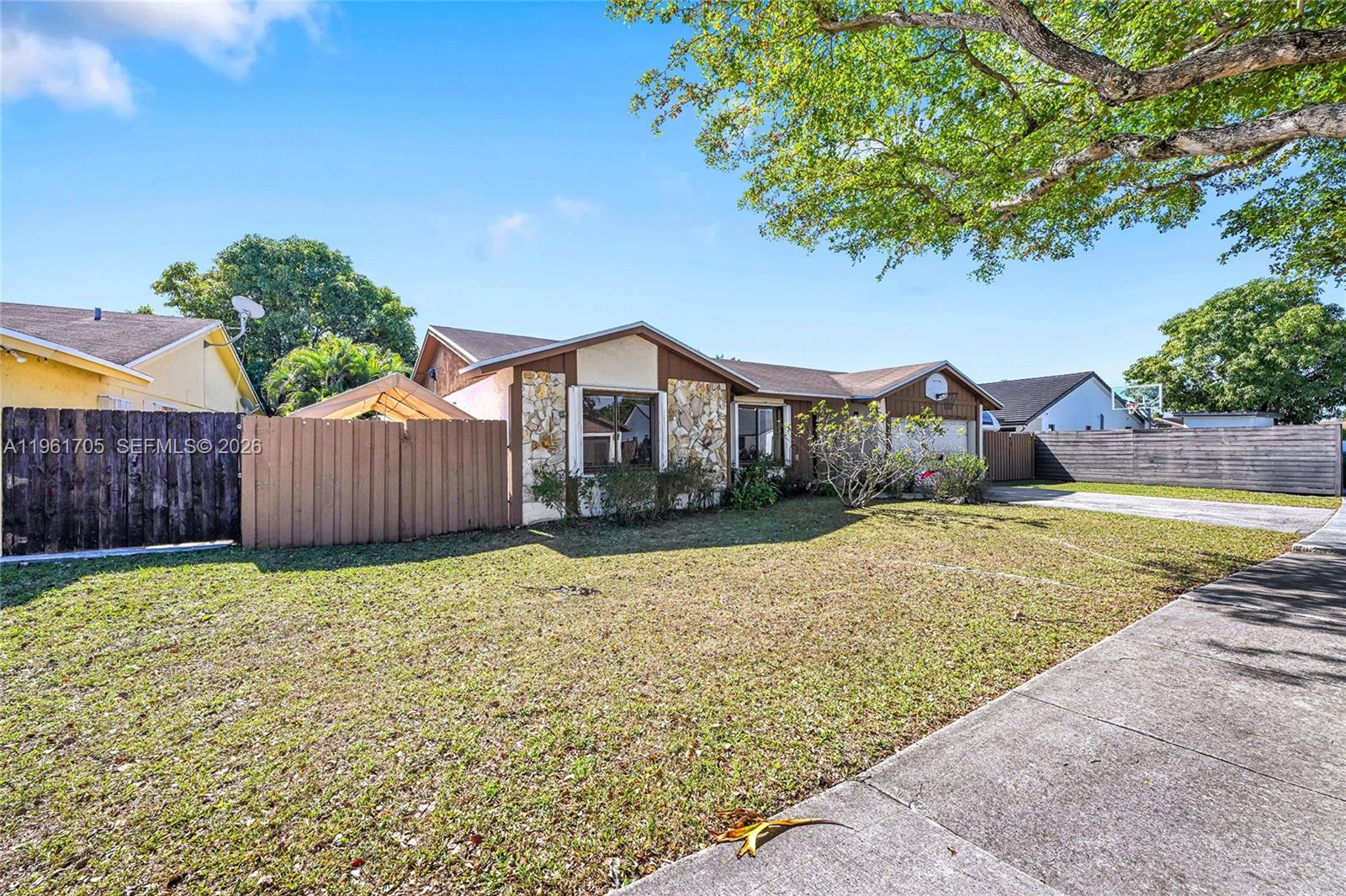 SHORES LINDGREN - Residential