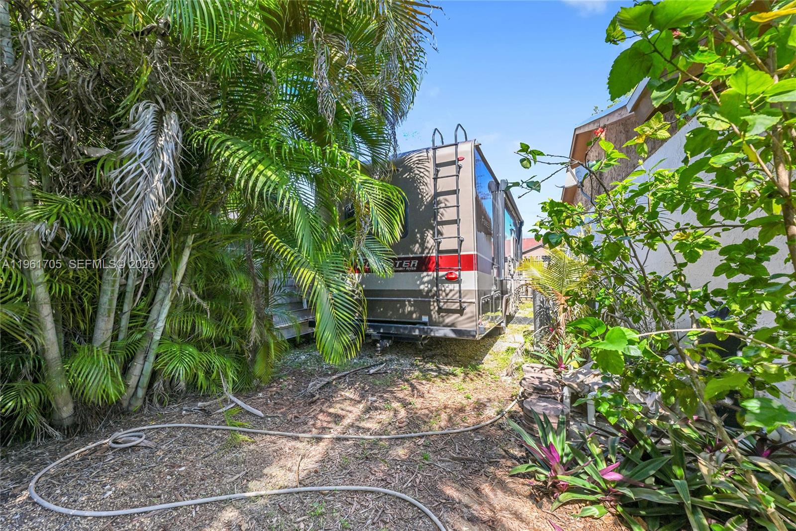 SHORES LINDGREN - Residential