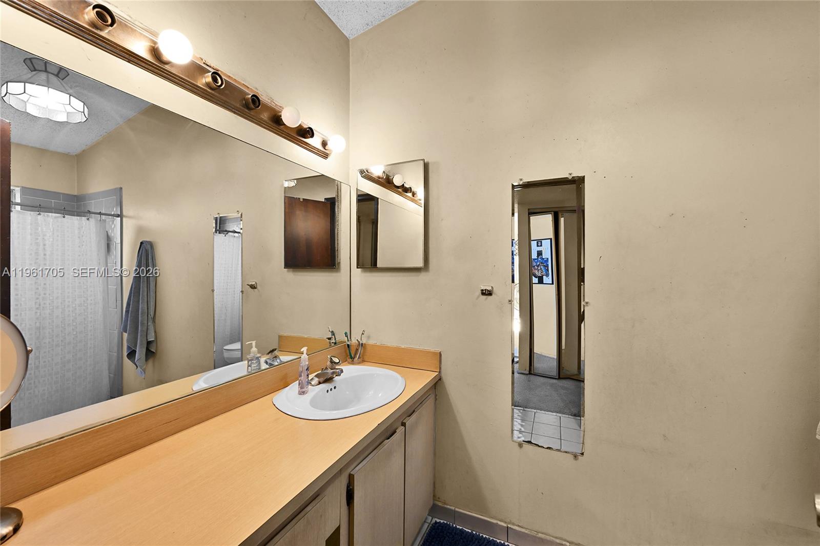 SHORES LINDGREN - Residential