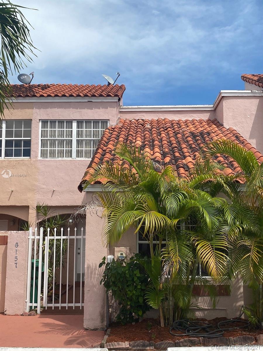 LARGE 3 BEDROOM / 3 BATHROOM CENTRALLY LOCATED TOWNHOUSE - 1 FULL BEDROOM AND BATHROOM DOWNSTAIRS. TOWNHOUSE HAS A BALCONY AND A LARGE PATIO - COMMUNITY FEATURES A POOL, CLUBHOUSE, VOLLEYBALL COURT & BASKETBALL COURT.
VACANT AND EASY TO SHOW!