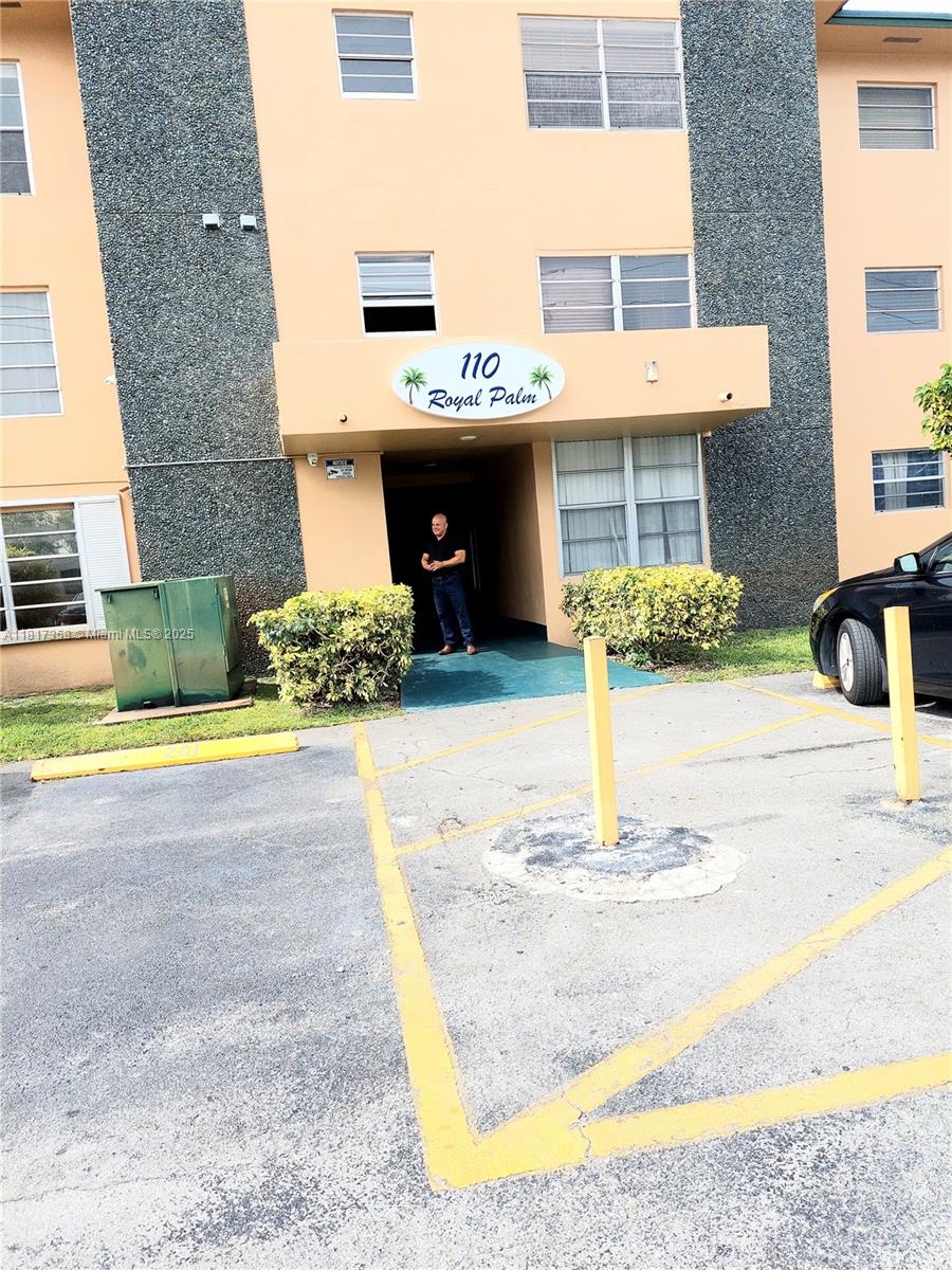 Rental Property at 110 Royal Palm Rd 309, Hialeah Gardens, Miami-Dade County, Florida - Bathrooms: 3.5  - $2,300 MO.