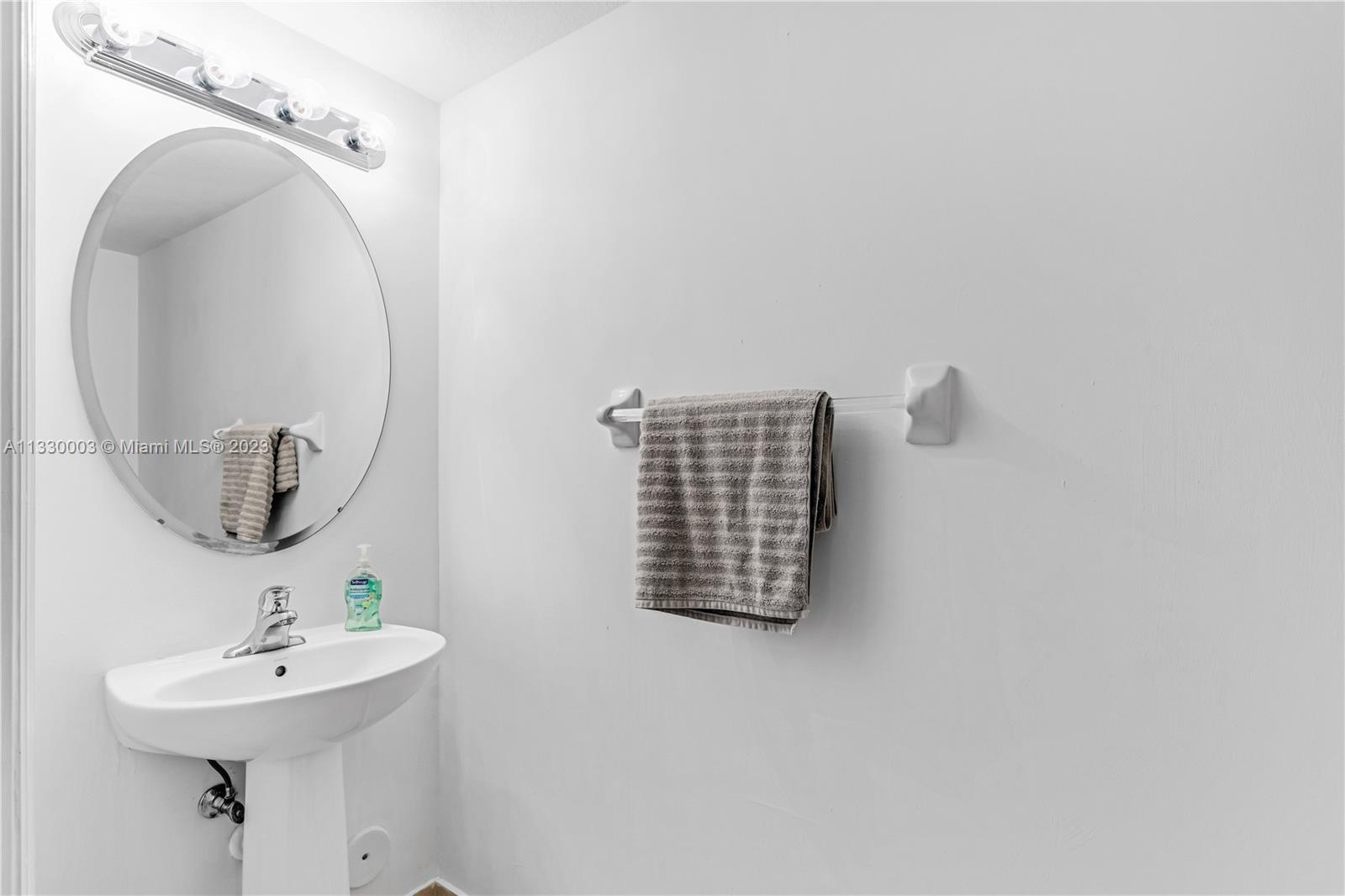 BAYWINDS OF GALAPAGOS FIR - Residential