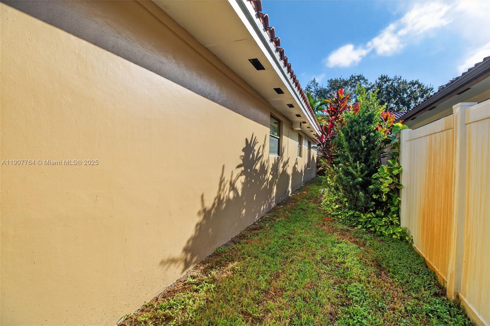 MIAMI LAKES-LAKE GLENN EL - Residential