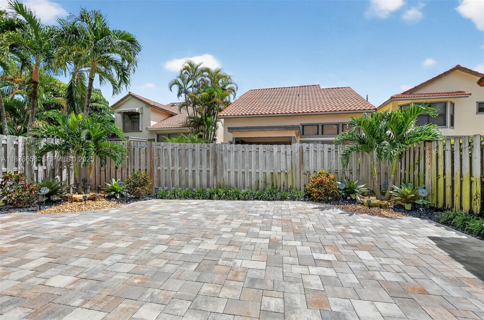 WIMBLEDON VILLAS OF VIA V - Residential