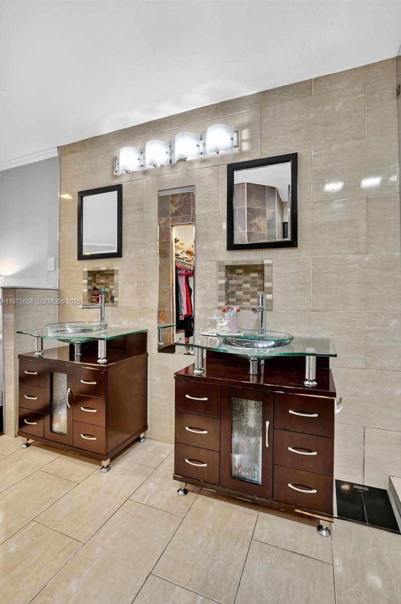 WIMBLEDON VILLAS OF VIA V - Residential