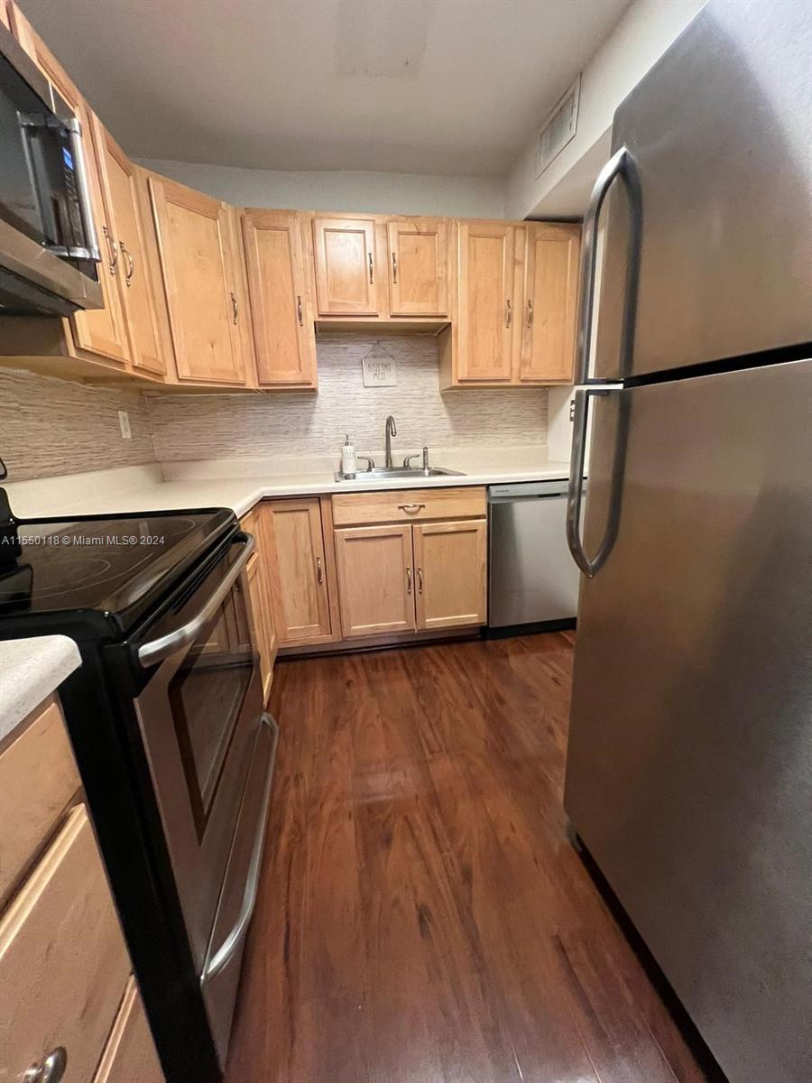 GROVE TOWNHOUSES CONDO - Residential Lease