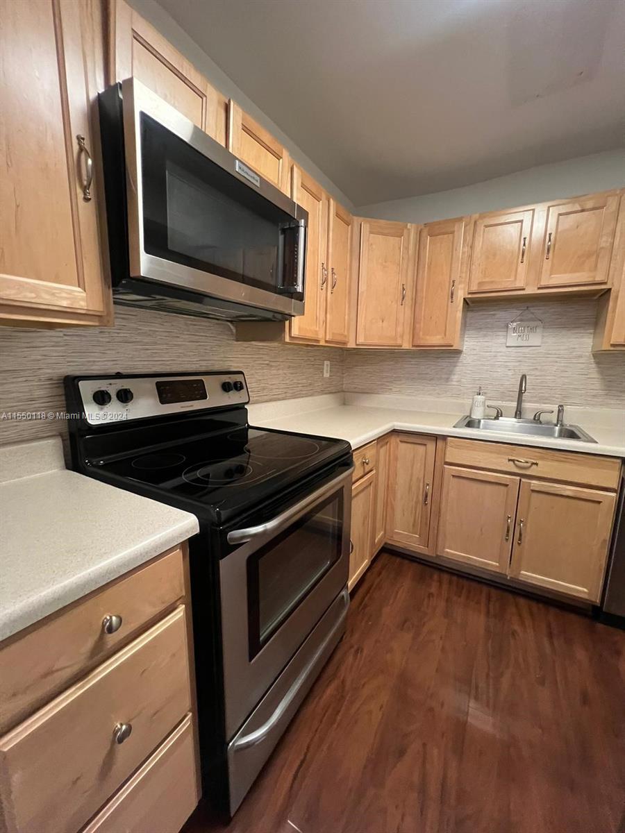 GROVE TOWNHOUSES CONDO - Residential Lease