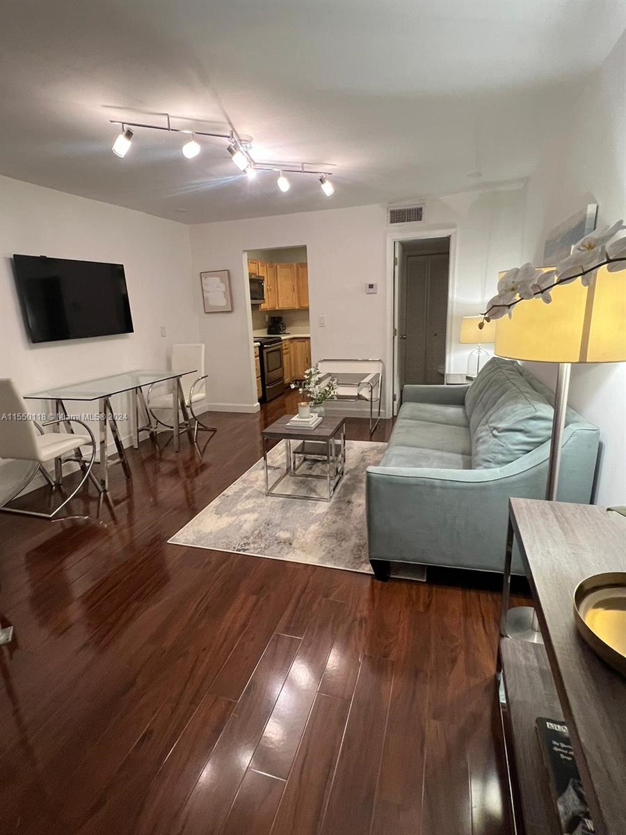 GROVE TOWNHOUSES CONDO - Residential Lease