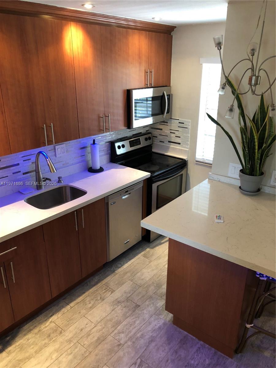 EL SOL AT MAIN STREET CON - Residential