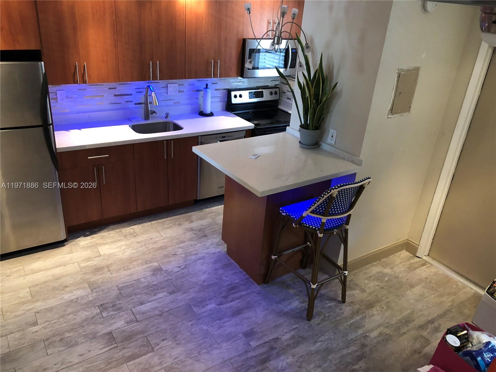 EL SOL AT MAIN STREET CON - Residential