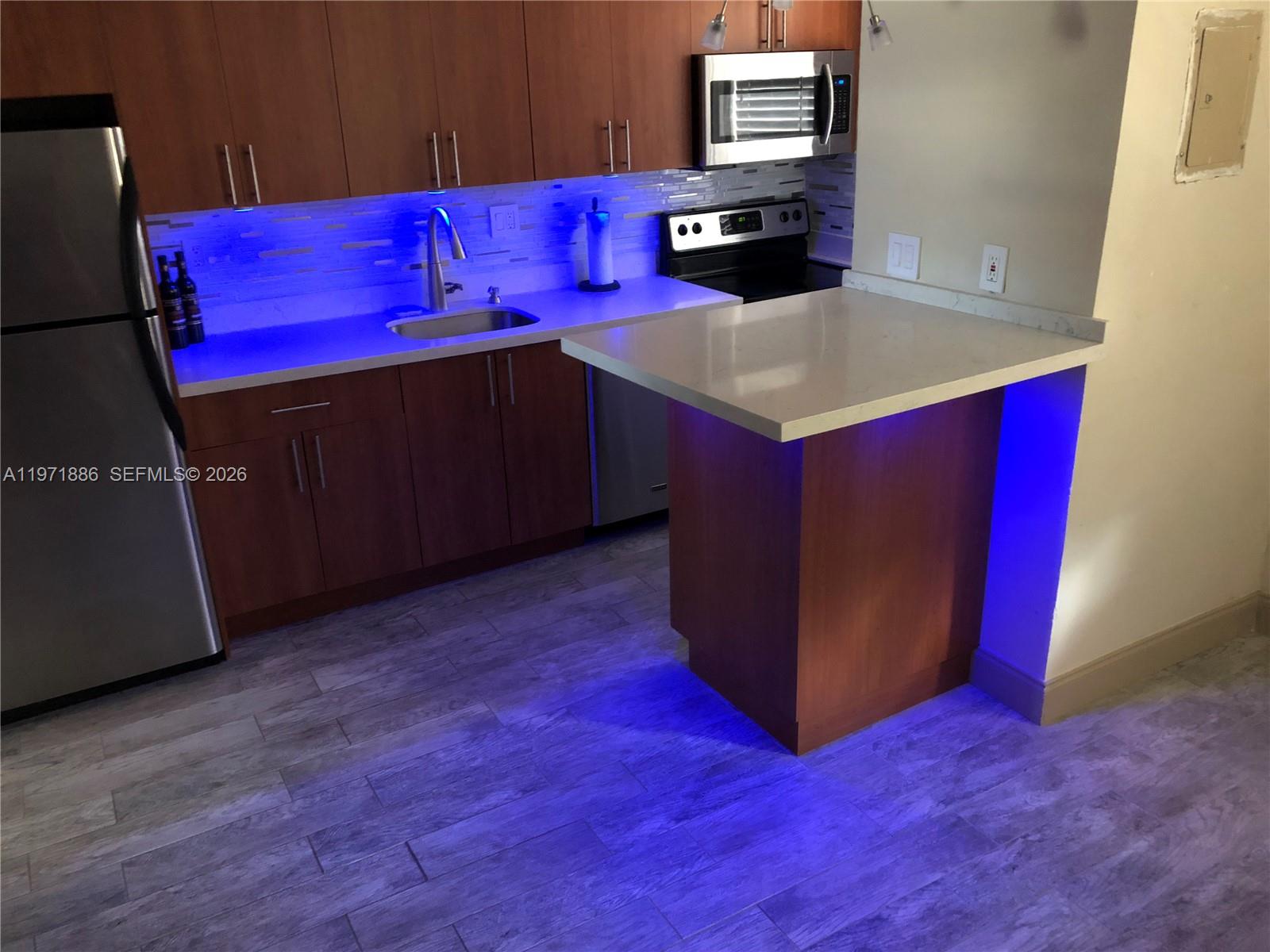 EL SOL AT MAIN STREET CON - Residential