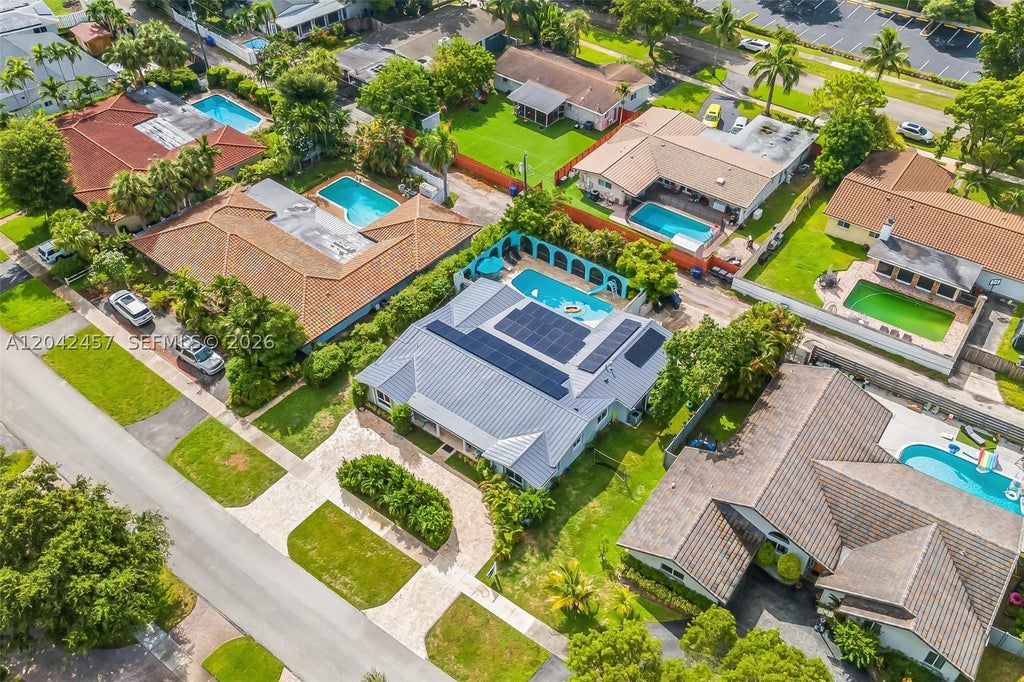 Photo of 633 N Crescent Dr, Hollywood, FL 33021 (MLS # A12042457)