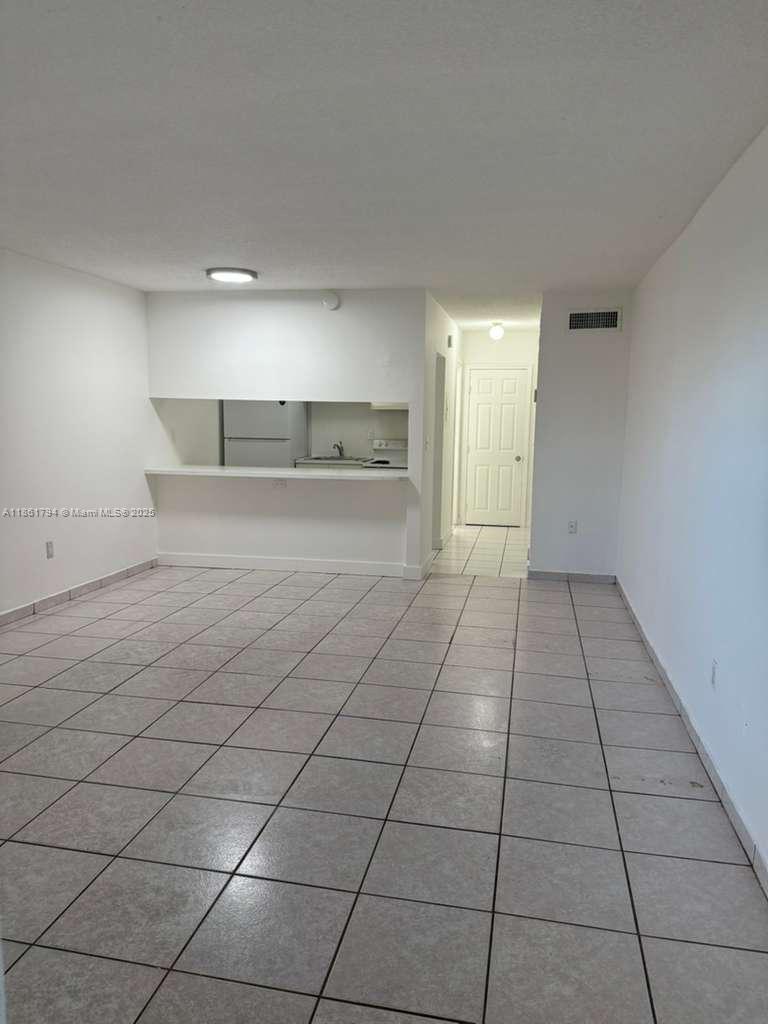 Nice studio located in New World, excellent location, mile away from Golden glade intersection with access to 441,
I-95, Turnpike, Palmetto and beaches !! Freshly painted, all tile floors, updated bathroom, central Air. Must see it
before it goes!!!