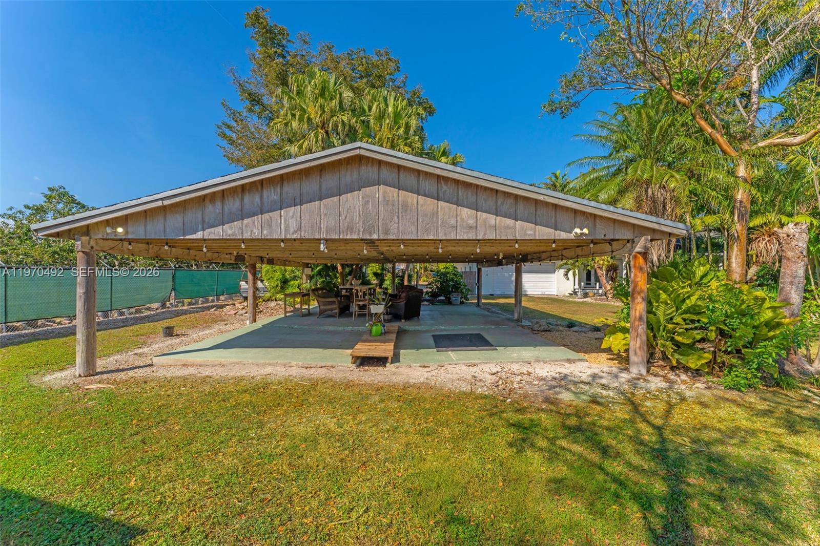 REDLAND 2.5 AC FARMHOUSE - Residential