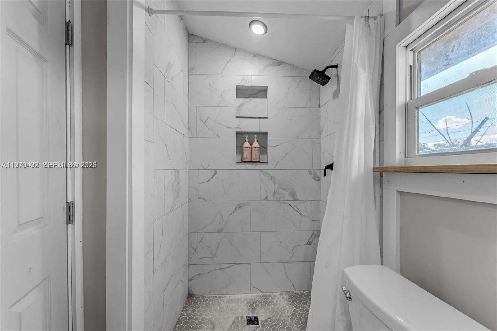 REDLAND 2.5 AC FARMHOUSE - Residential