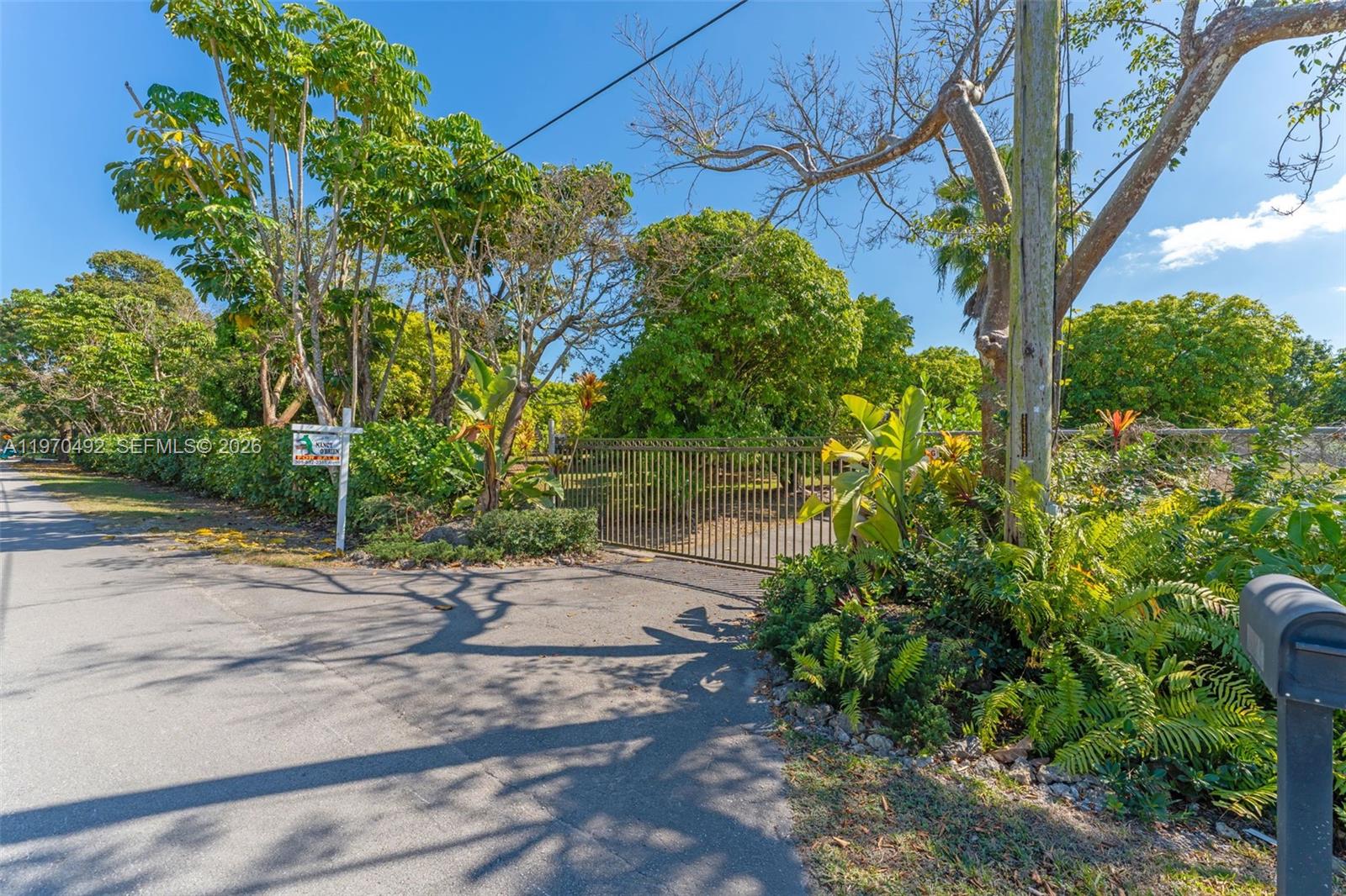 REDLAND 2.5 AC FARMHOUSE - Residential