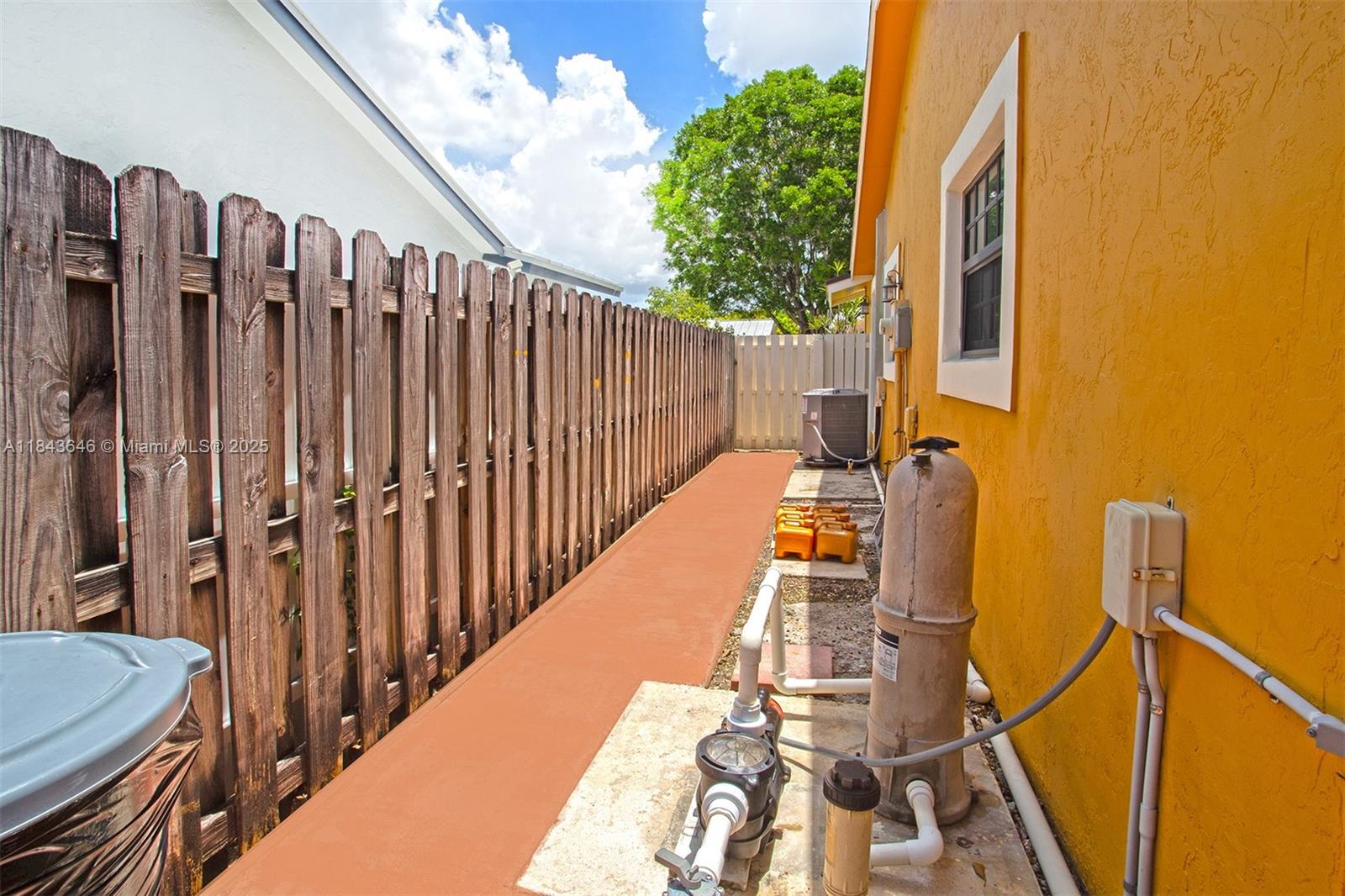 SHORES CALUSA - Residential