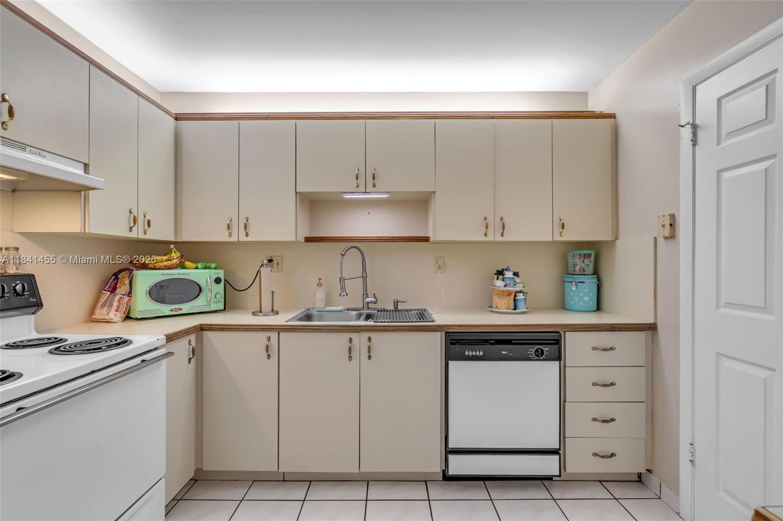 ROYALE GREEN CONDO 7 - Residential