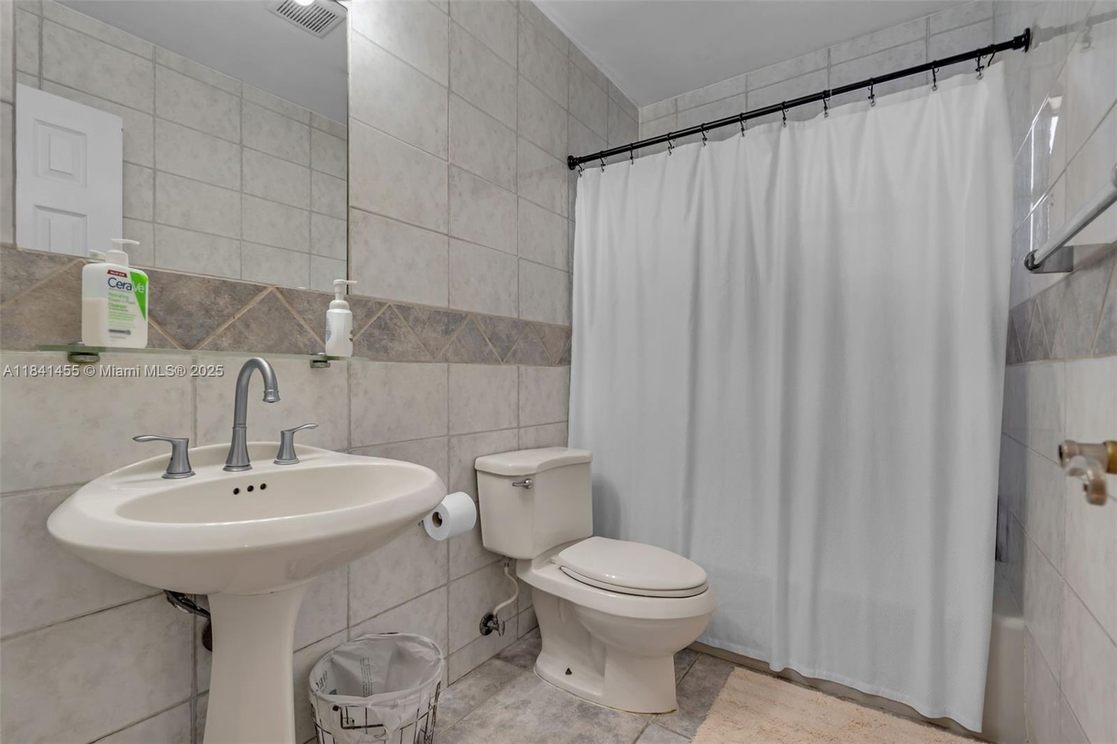 ROYALE GREEN CONDO 7 - Residential