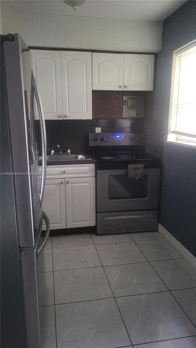 Great spacious 1BED / 1BATH Townhouse Style in Gated Community of GARDEN VILLAS CONDO. TILED FLOORING THROUGHOUT. MASTER BEDROOM WITH WALK-IN CLOSET. Requires ONLY First Month and One Month Security Deposit, Based on Good Credit History and Income. Fast Approval . EASY TO SHOW!!