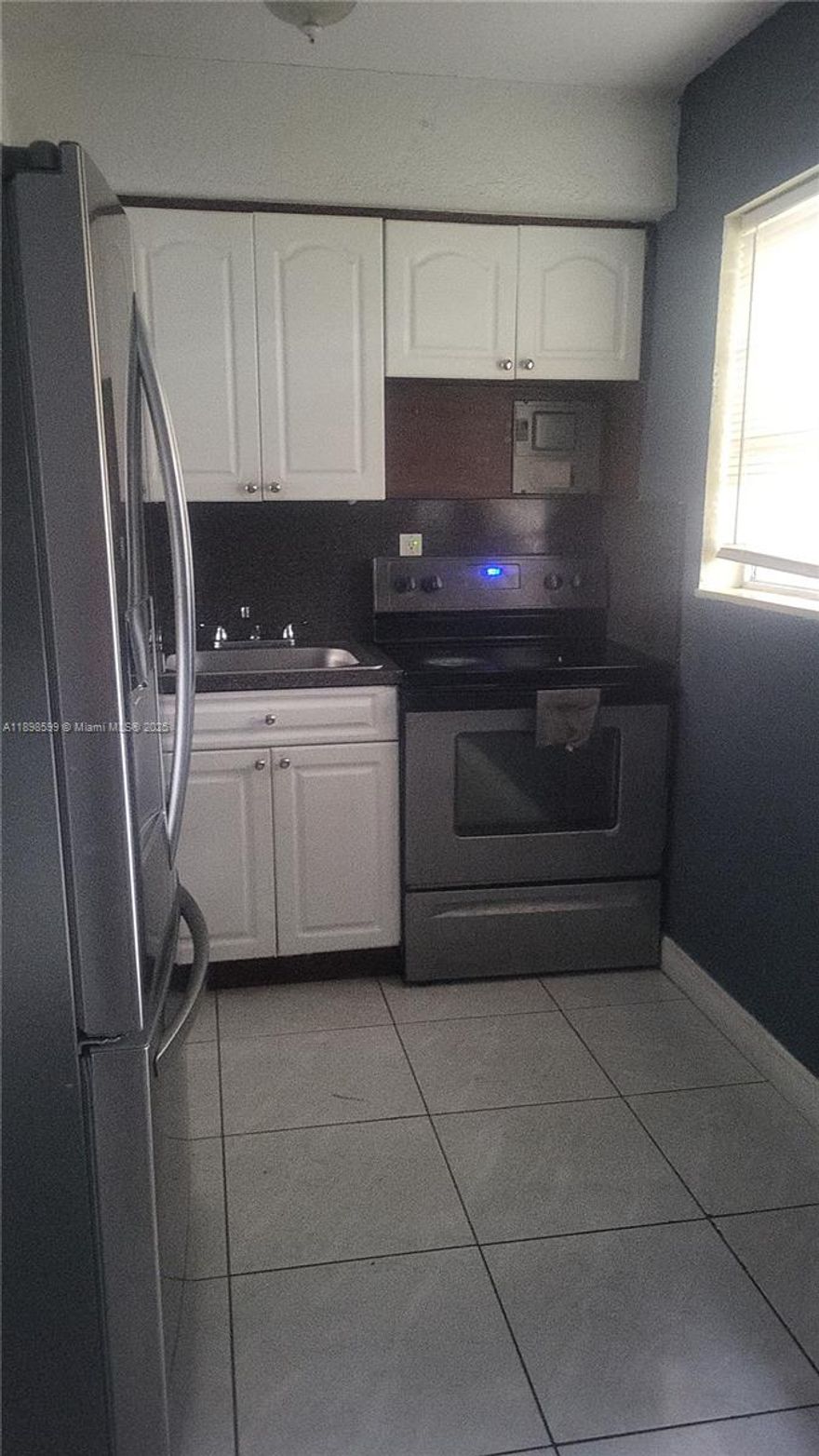 Great spacious 1BED / 1BATH Townhouse Style in Gated Community of GARDEN VILLAS CONDO. TILED FLOORING THROUGHOUT. MASTER BEDROOM WITH WALK-IN CLOSET. Requires ONLY First Month and One Month Security Deposit, Based on Good Credit History and Income. Fast Approval . EASY TO SHOW!!